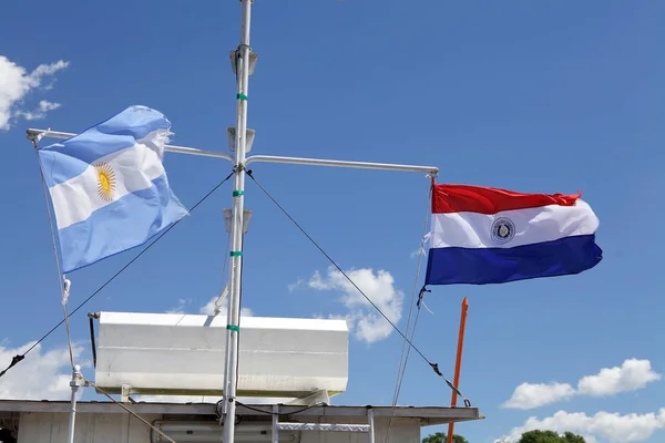 Αργεντινή Και Παραγουάη Έχουν Σημαίες Στο Σκάφος Κατά Μήκος Των — Φωτογραφία Αρχείου