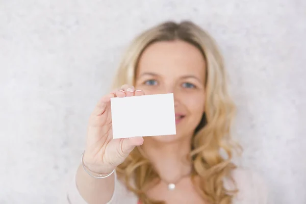 Piękna Blondynka Jest Trzymając Białą Kartkę Dla Miejsca Kopiowania — Zdjęcie stockowe