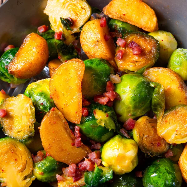 Spruitjes Aardappelpan Met Spek Rustieke Stijl — Stockfoto