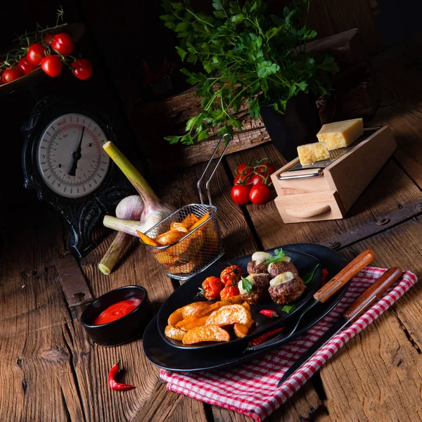 Gehaktballen Met Aardappelkwartje Uit Oven — Stockfoto