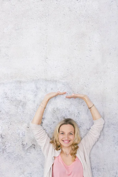 Mooie Blonde Vrouw Wijst Naar Poseren Voorkant Van Grijze Achtergrond — Stockfoto