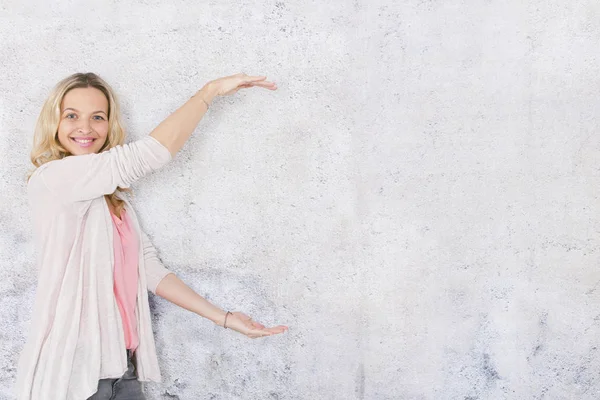 Hermosa Rubia Mujer Está Apuntando Posando Delante Fondo Gris — Foto de Stock