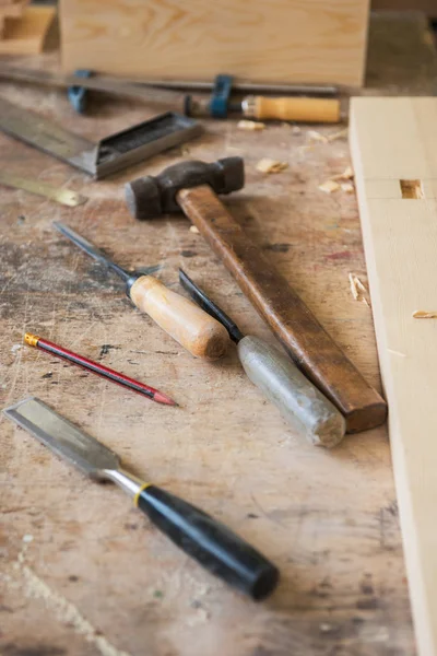 Werkzeuge Für Die Holzbearbeitung Auf Einem Holzbrett — Stockfoto