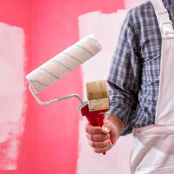 Casa Branca Pintor Trabalhador Macacão Branco Segurando Escova Rolo Para — Fotografia de Stock