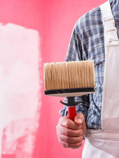 Trabalhador Pintor Casa Caucasiano Macacão Branco Ele Segura Pincel Para — Fotografia de Stock