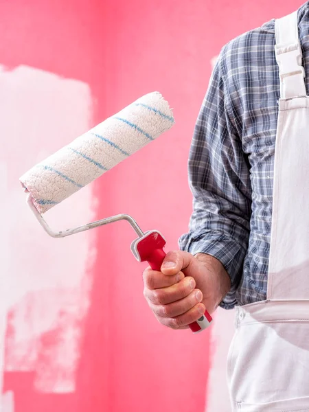 Trabalhador Pintor Casa Caucasiano Macacão Branco Ele Segura Rolo Para — Fotografia de Stock