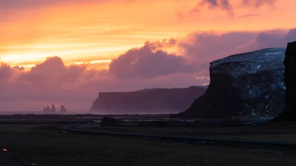 日没時のヴィクに近いアイスランドの南海岸沿いのパノラマ風景 — ストック写真