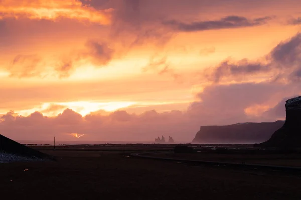 日没時のヴィクに近いアイスランドの南海岸沿いのパノラマ風景 — ストック写真