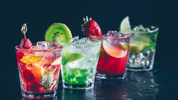 Quatre Délicieux Cocktails Alcoolisés Colorés Dans Une Rangée Sur Stand — Photo