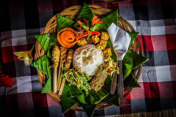 Uma Refeição Balinesa Tradicional Arroz Caril Legumes Frango — Fotografia de Stock