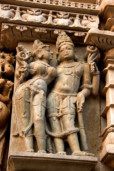 印度亚洲中央邦卡朱拉霍的帕尔什瓦纳特贾因神庙夫妇雕塑特写 — 图库照片