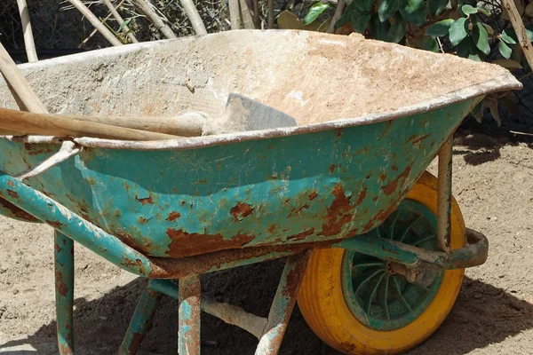 Oude Goed Gebruikte Versleten Kruiwagen — Stockfoto