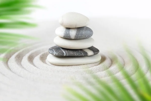 Steine Türmen Sich Sand Hinter Palmenblättern Japanischer Garten — Stockfoto