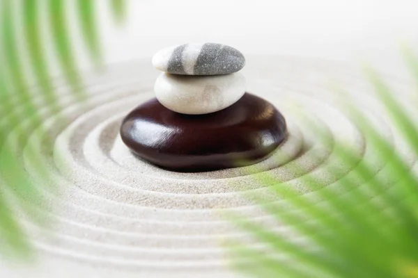 Steine Türmen Sich Sand Hinter Palmenblättern Japanischer Garten — Stockfoto