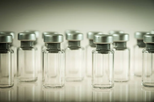 Groep Van Vaccin Glazen Flessen Grijze Achtergrond — Stockfoto