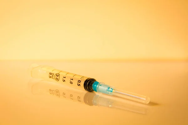 Injektionsspruta Ren Orange Bakgrund — Stockfoto