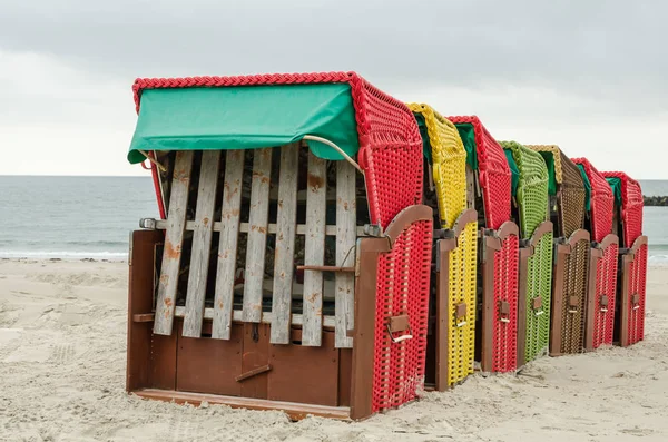Κλειδωμένες Roofed Wicker Beach Chairs Helgoland Γερμανία — Φωτογραφία Αρχείου