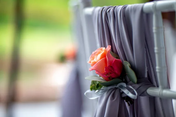 Ozdobione Krzesło Weselne Różową Różą Różowa Róża Związana Tyłu Krzesła — Zdjęcie stockowe
