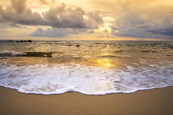 Beach Günbatımı Veya Gündoğumu Ile Renkli Bulut Gökyüzü Güneş Işığında — Stok fotoğraf