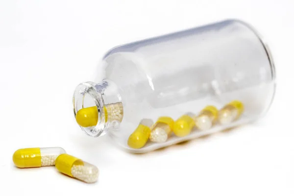 ガラス瓶内の錠剤カプセル — ストック写真