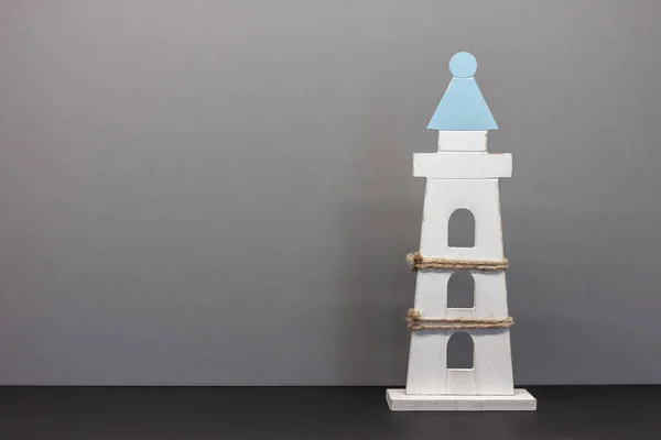 コピースペース付きの青い紙の背景におもちゃの灯台 — ストック写真