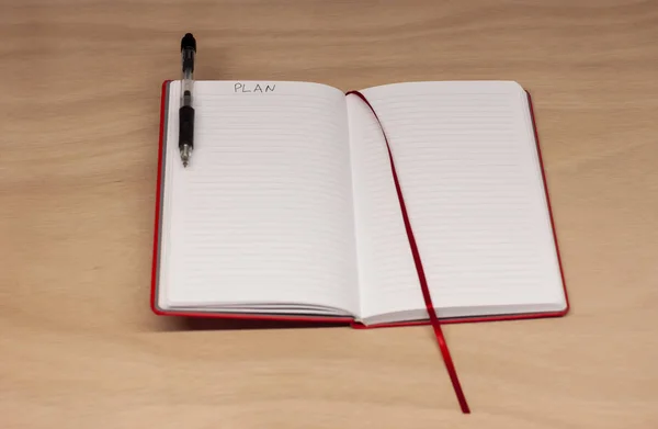 Caderno Vermelho Aberto Com Página Vazia Para Plano — Fotografia de Stock