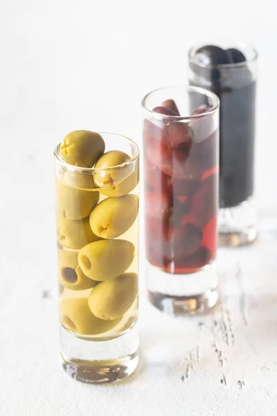 Assortiment Trois Espèces Olives Dans Des Verres Sur Fond Blanc — Photo