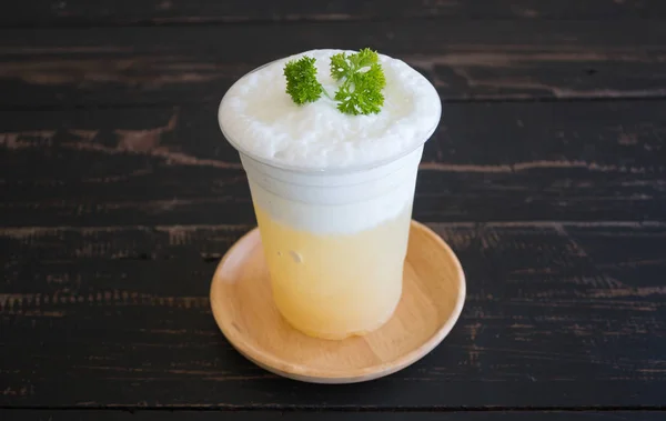 Jugo Piña Con Espuma Leche Perejil Sobre Mesa Madera Negra — Foto de Stock