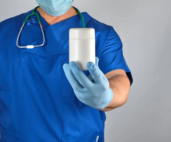 Läkare Blå Uniform Håller Plast Vit Burk Med Piller Grå — Stockfoto