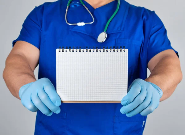 Médico Uniforme Azul Luvas Látex Estéril Segurando Notebook Branco Aberto — Fotografia de Stock