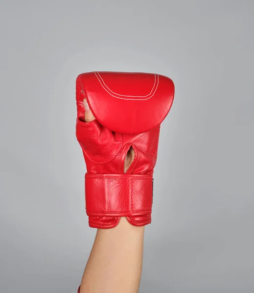 Σηκωμένο Χέρι Κόκκινο Γάντι Πυγμαχίας Γκρι Φόντο — Φωτογραφία Αρχείου