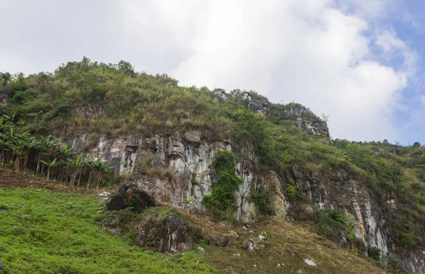 石头或岩石山与草天空和云在普奇法森林公园 景观普奇法森林公园观景点清莱泰国北部旅游 — 图库照片