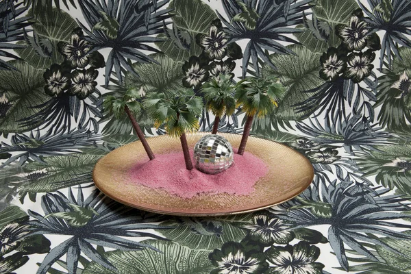 Een Gouden Plaat Met Roze Zand Mini Plastic Palmbomen Binnen — Stockfoto