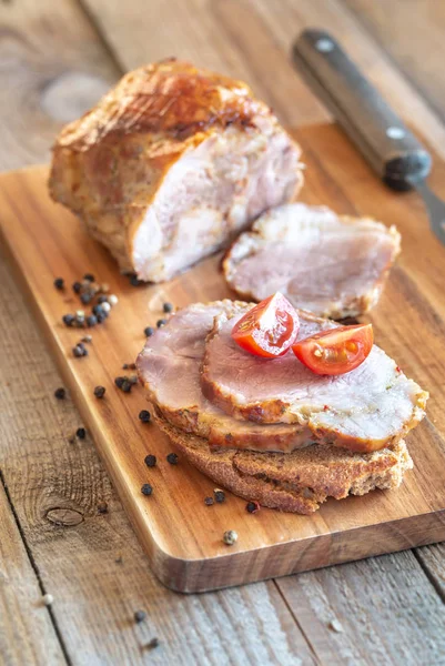 Porchetta Ile Sandviç Ahşap Tahta Üzerinde Talyan Kavrulmuş Domuz Eti — Stok fotoğraf