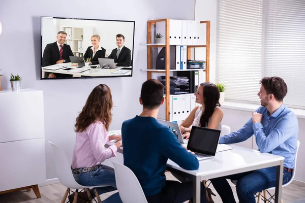 Vista Trasera Los Empresarios Que Asisten Reunión Videoconferencia Oficina —  Fotos de Stock