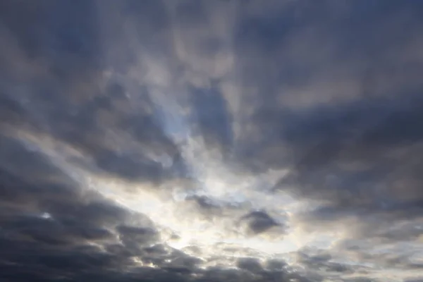 햇빛이 내리쬐는 구름의 — 스톡 사진