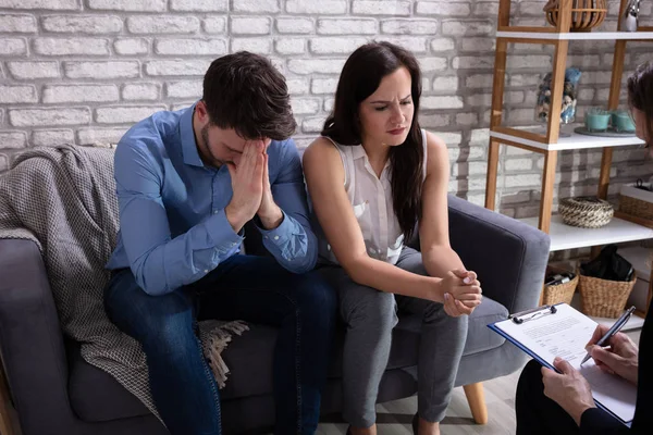 Psicólogo Conversando Com Casal Jovem Deprimido Sobre Condição Mental Casa — Fotografia de Stock