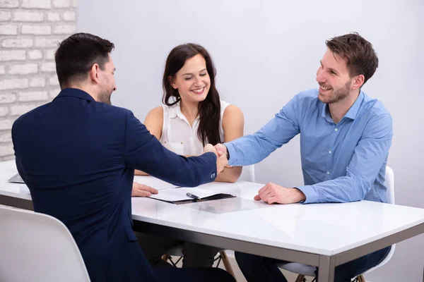 Närbild Rådgivare Handskakning Med Ett Leende Ungt Par Efter Affären — Stockfoto