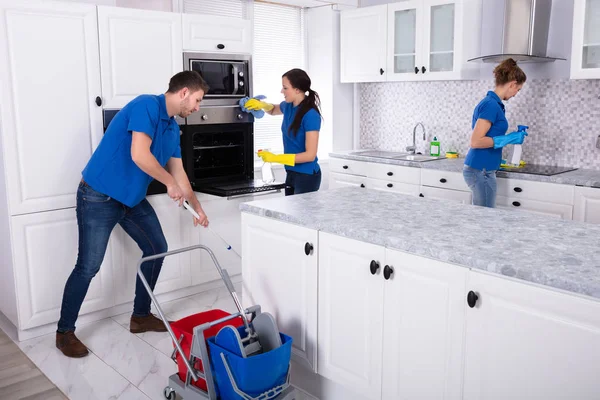 Groep Jonge Janitors Uniforme Schoonmaak Keuken Thuis — Stockfoto