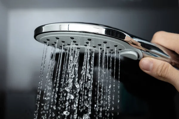 浴室での人の手保持シャワーのクローズアップ — ストック写真
