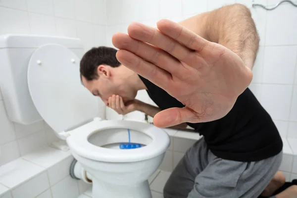 Close Jovem Mostrando Sinal Parada Enquanto Vômito Vaso Sanitário — Fotografia de Stock