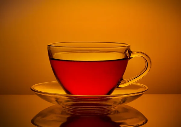 Filiżanka Świeżej Herbaty Pomarańczowym Tle — Zdjęcie stockowe