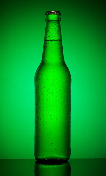 Botella Verde Cerveza Fría Sobre Fondo Verde —  Fotos de Stock