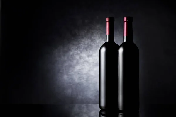 Dos Botellas Vino Tinto Sobre Fondo Negro — Foto de Stock