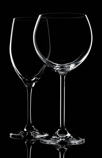 在黑色背景上的两个空酒杯 — 图库照片