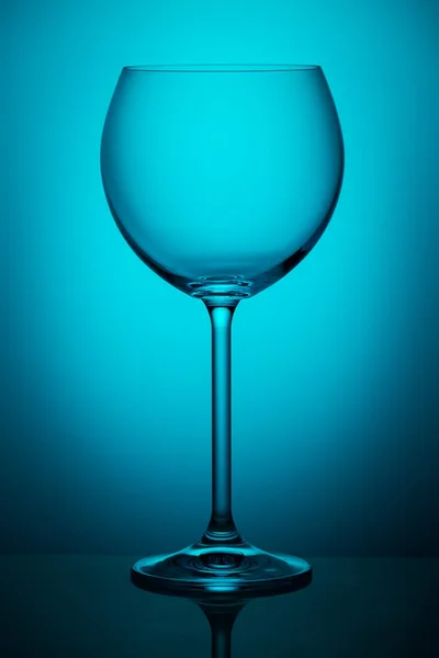 Nuovo Bicchiere Vino Vuoto Sfondo Blu — Foto Stock