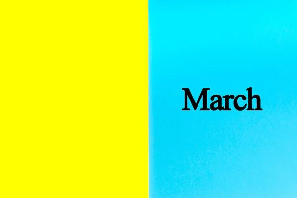 Marcowe Pisemne Słowa Niebieskim Żółtym Tle Koncepcja Kalendarza Miesiąca Daty — Zdjęcie stockowe