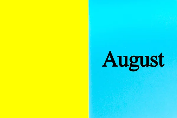 青と黄色の背景に8月に書かれた言葉 カレンダー コピースペースの概念 — ストック写真