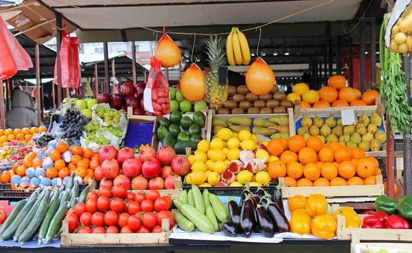 市場で販売されている新鮮な有機果物や野菜の山 — ストック写真