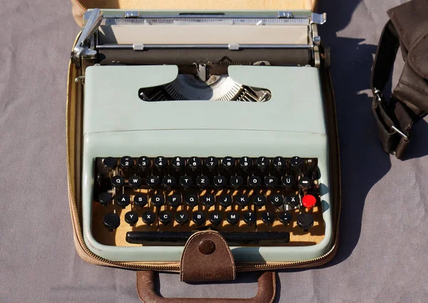 Retro Ręczna Maszyna Pisania Podłodze Zewnątrz Sprzedawane Pchlim Targu — Zdjęcie stockowe